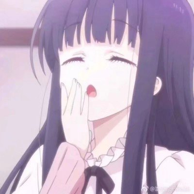 小猫自己用牙刷刷牙